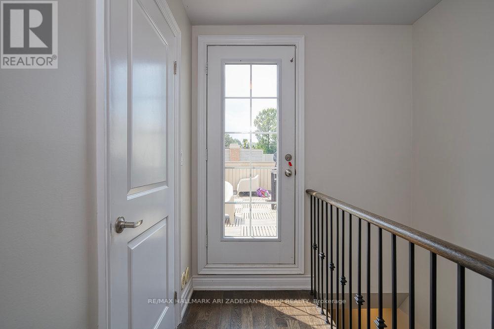 Photo 2 of 31 Hargrave Lane, Toronto ON