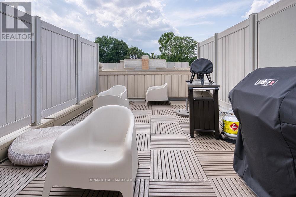 Photo 6 of 31 Hargrave Lane, Toronto ON