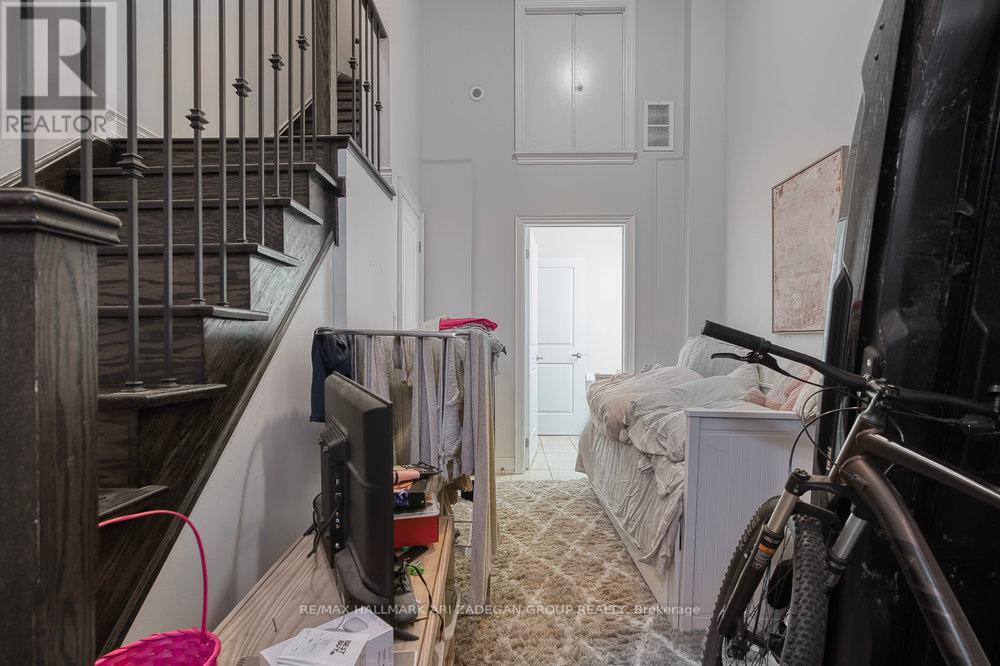 Photo 21 of 31 Hargrave Lane, Toronto ON