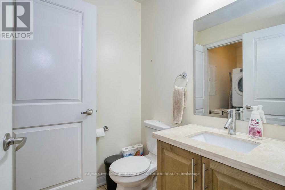 Photo 9 of 31 Hargrave Lane, Toronto ON