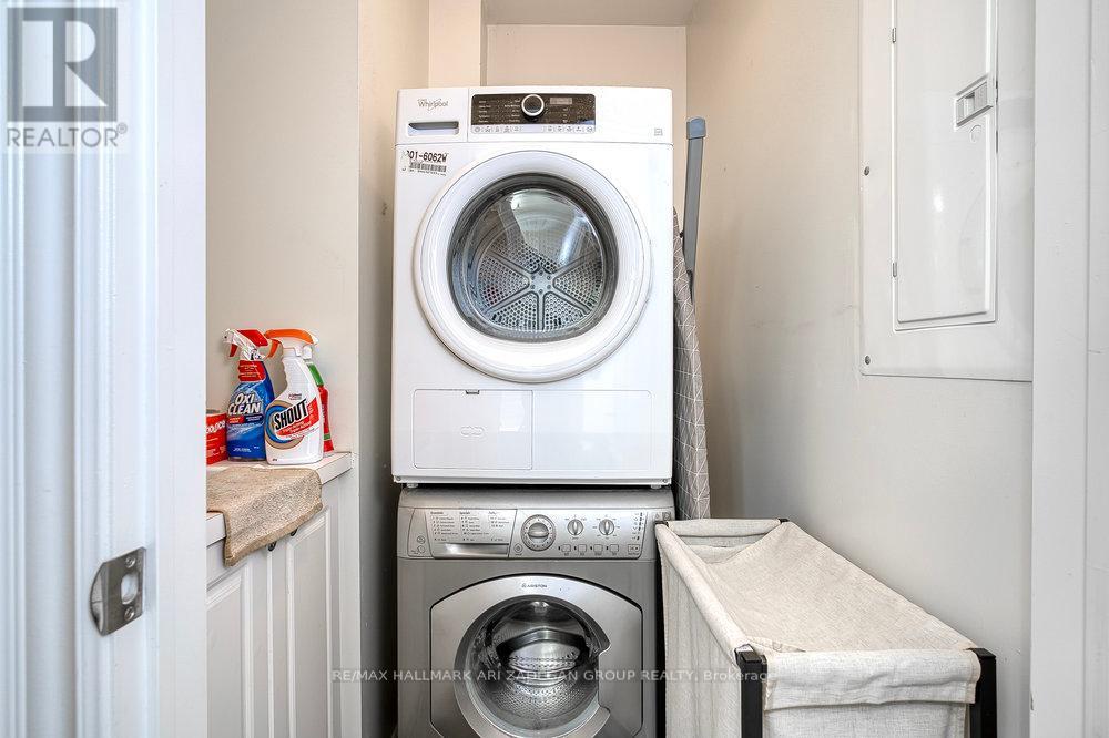 Photo 28 of 31 Hargrave Lane, Toronto ON