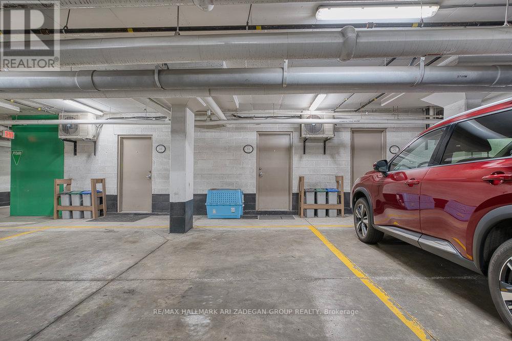 Photo 22 of 31 Hargrave Lane, Toronto ON