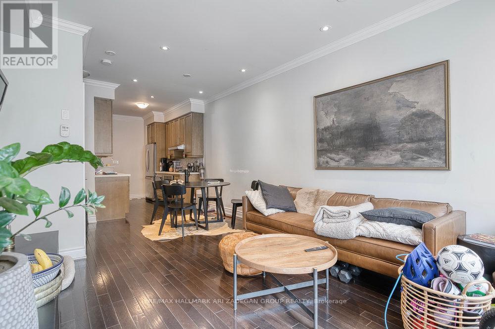 Photo 27 of 31 Hargrave Lane, Toronto ON