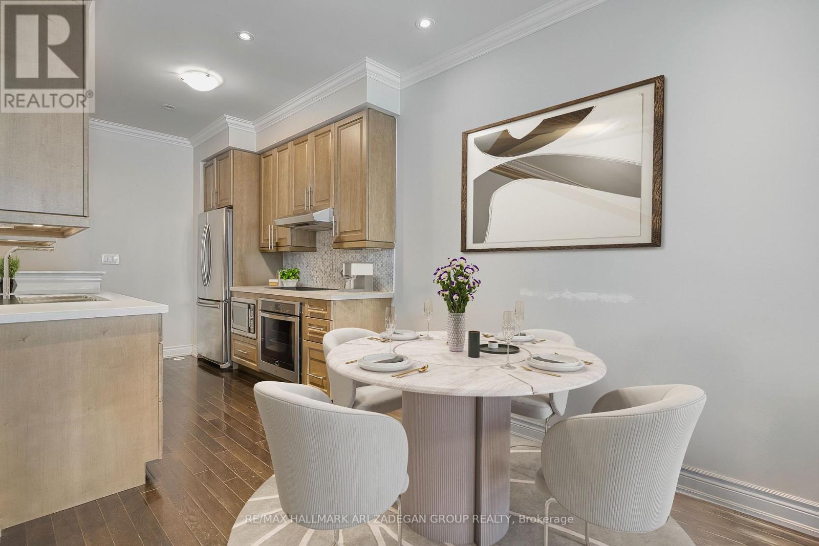 Photo 24 of 31 Hargrave Lane, Toronto ON
