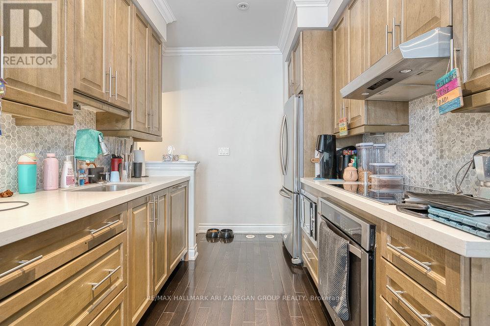 Photo 20 of 31 Hargrave Lane, Toronto ON
