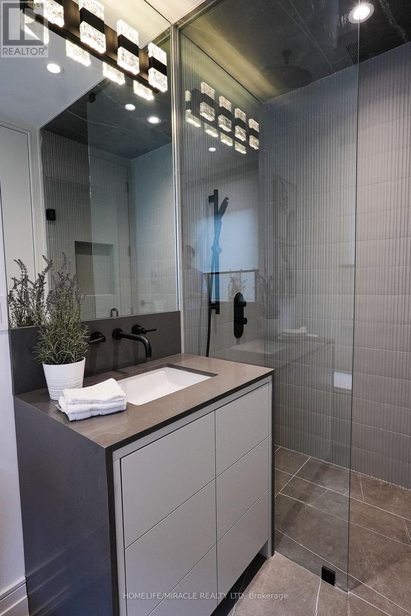 Photo 18 of 184 Poyntz Avenue, Toronto ON