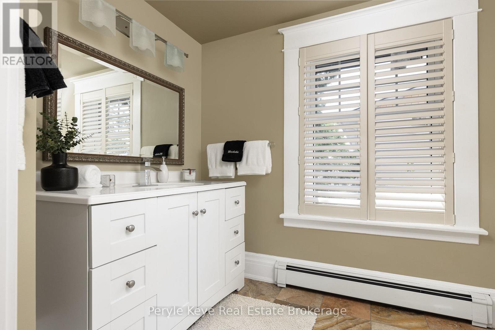 Photo 13 of 96 Ontario Street, Bracebridge ON