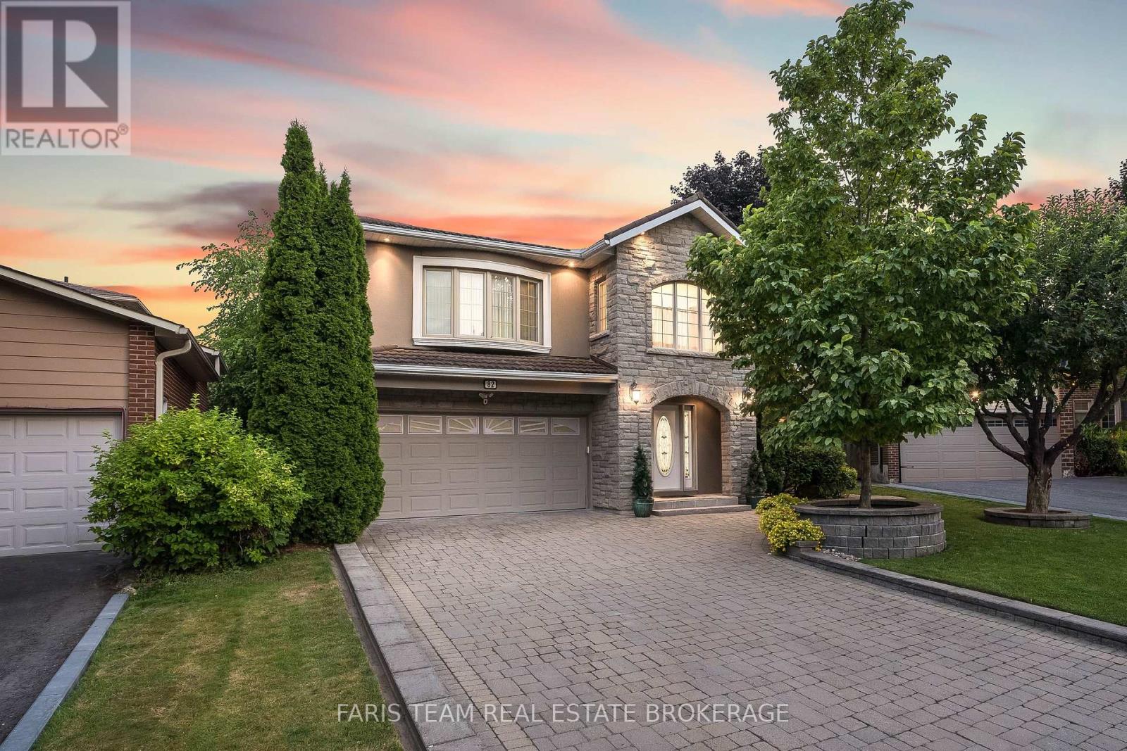 Photo 29 of 82 Derby Court, Newmarket ON