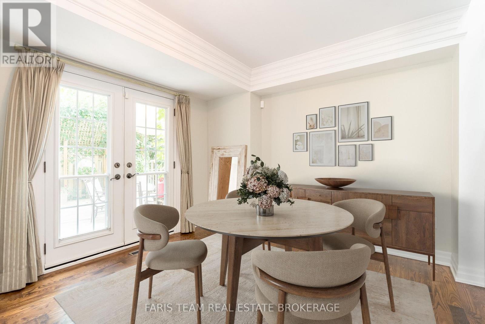 Photo 7 of 82 Derby Court, Newmarket ON
