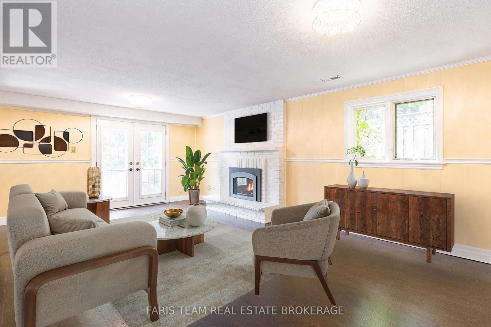 Photo 15 of 82 Derby Court, Newmarket ON