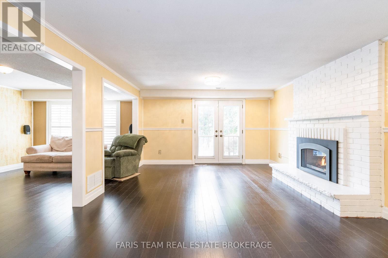 Photo 33 of 82 Derby Court, Newmarket ON