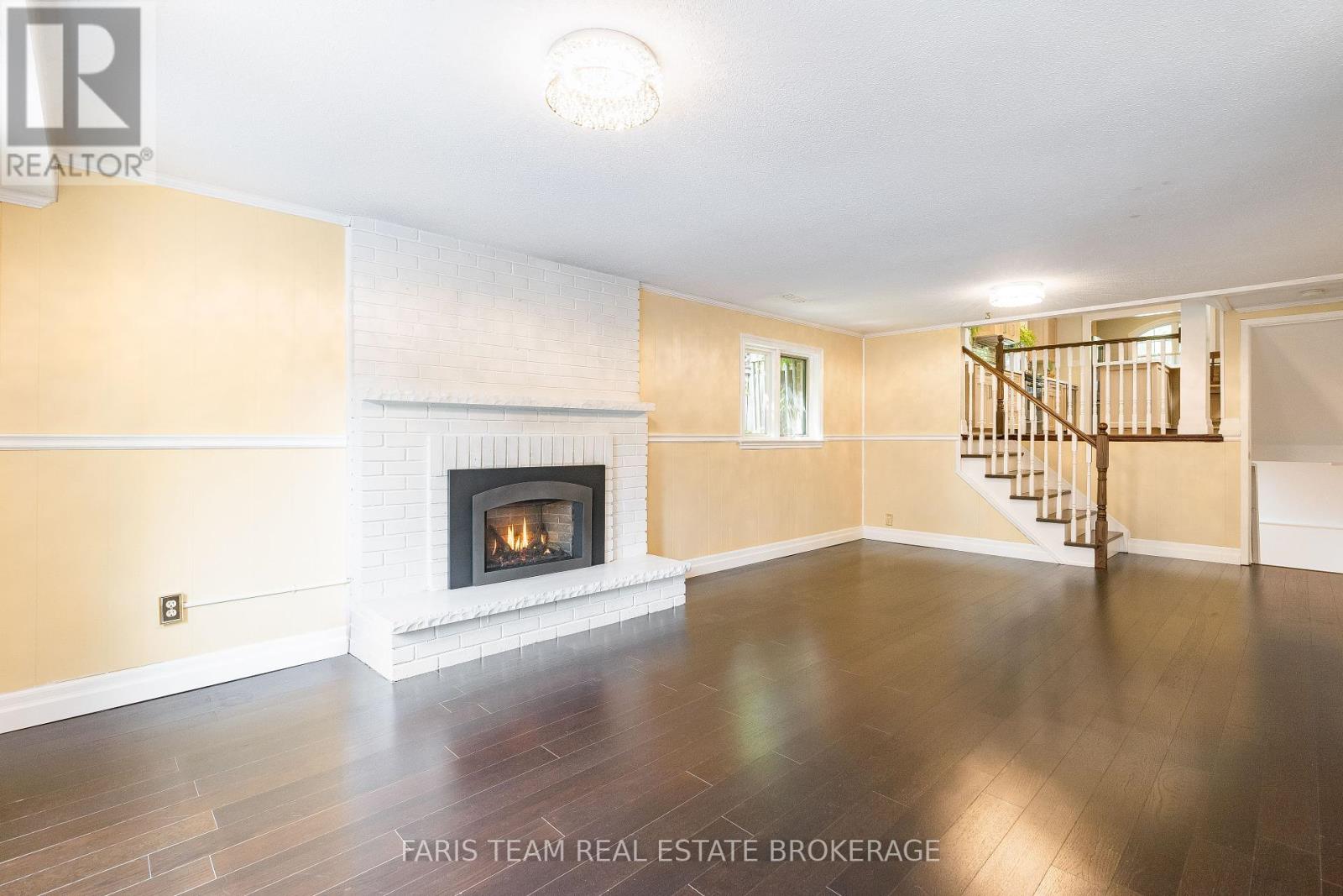 Photo 38 of 82 Derby Court, Newmarket ON