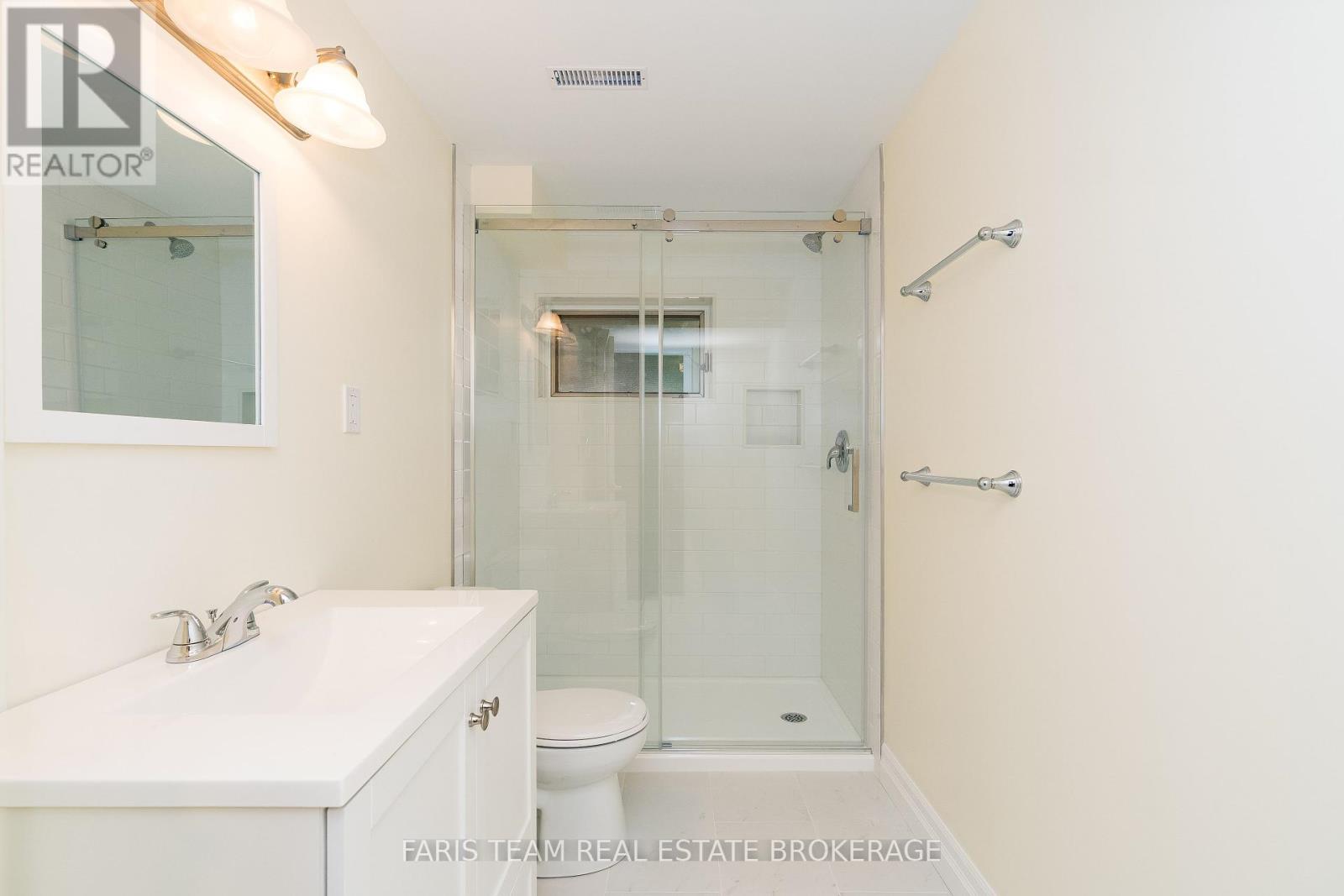 Photo 37 of 82 Derby Court, Newmarket ON