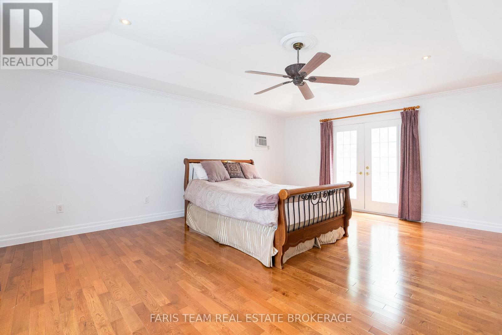 Photo 11 of 82 Derby Court, Newmarket ON