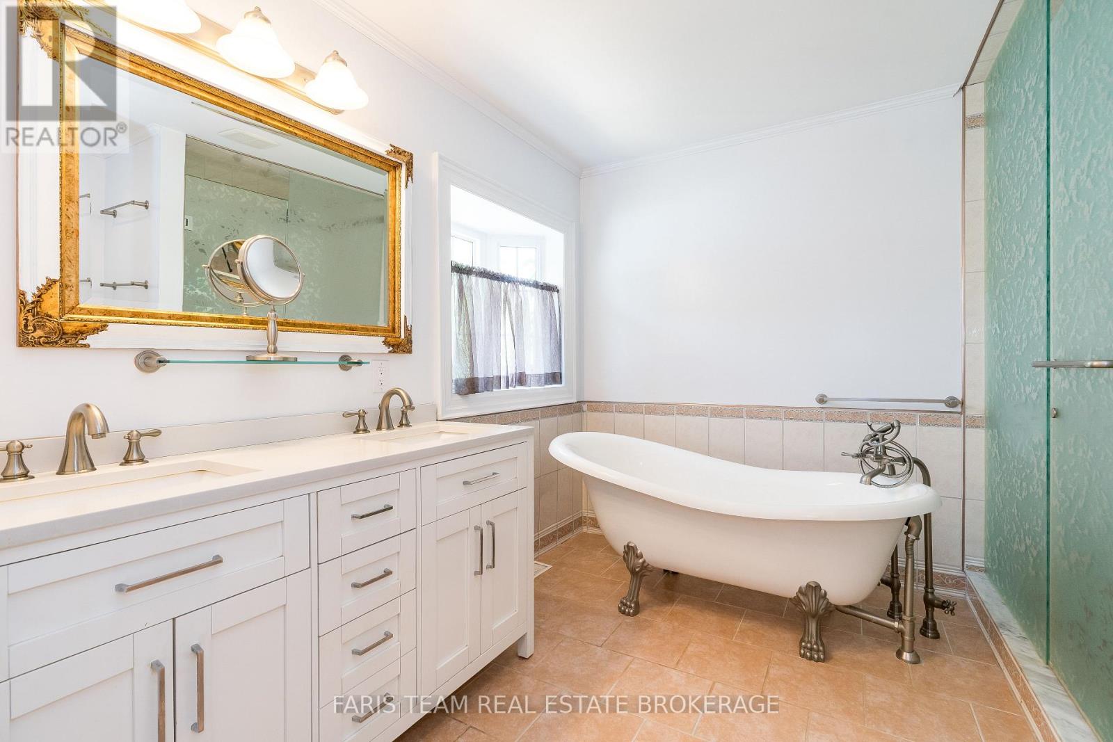 Photo 36 of 82 Derby Court, Newmarket ON