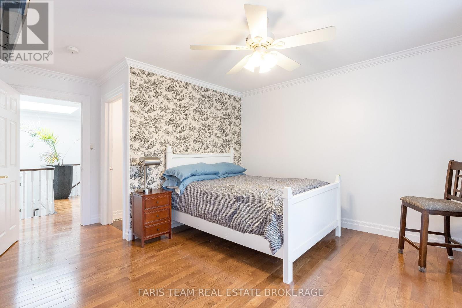 Photo 40 of 82 Derby Court, Newmarket ON