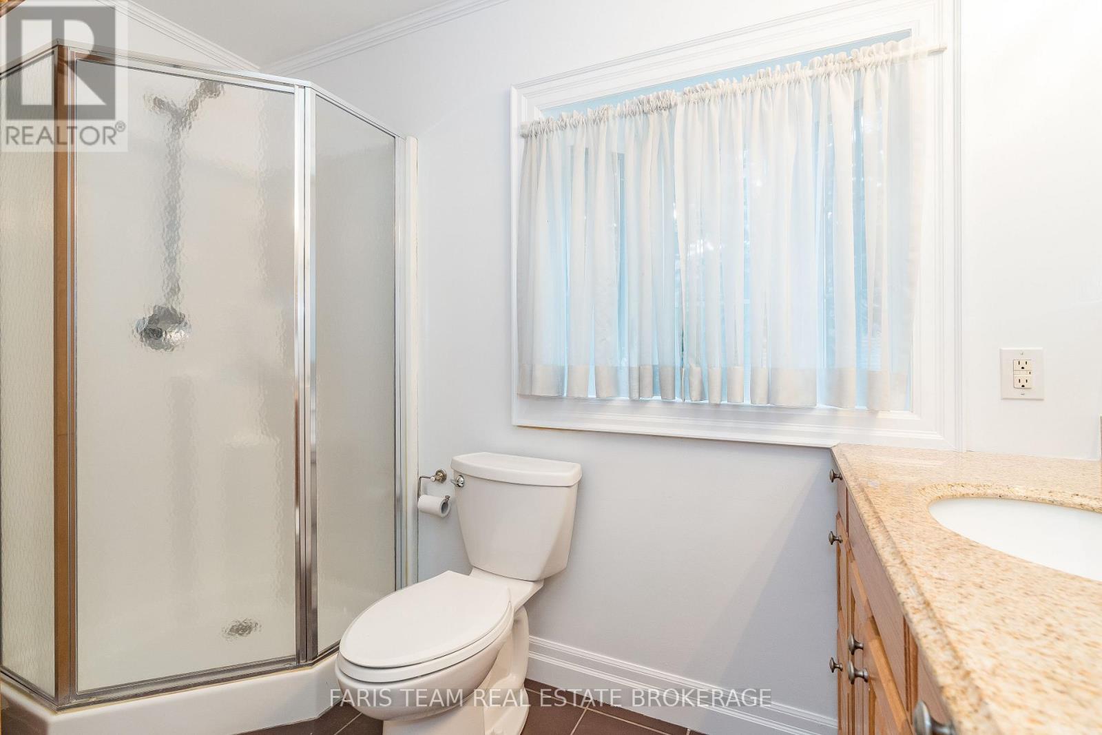 Photo 10 of 82 Derby Court, Newmarket ON