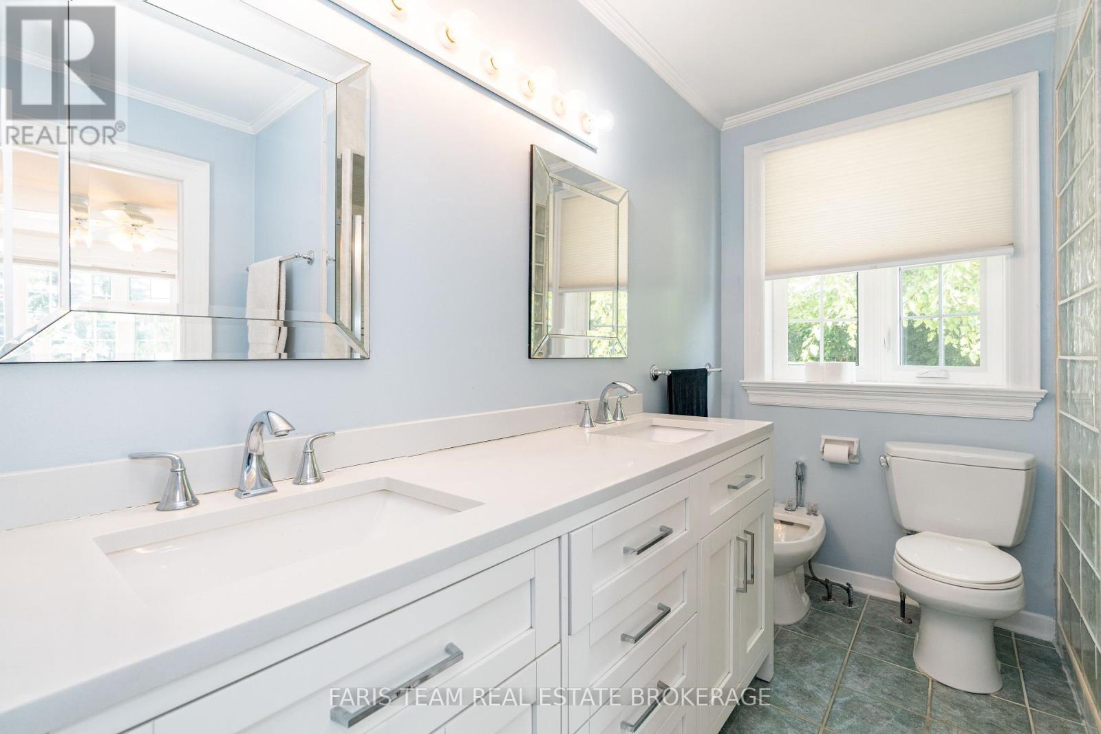Photo 24 of 82 Derby Court, Newmarket ON