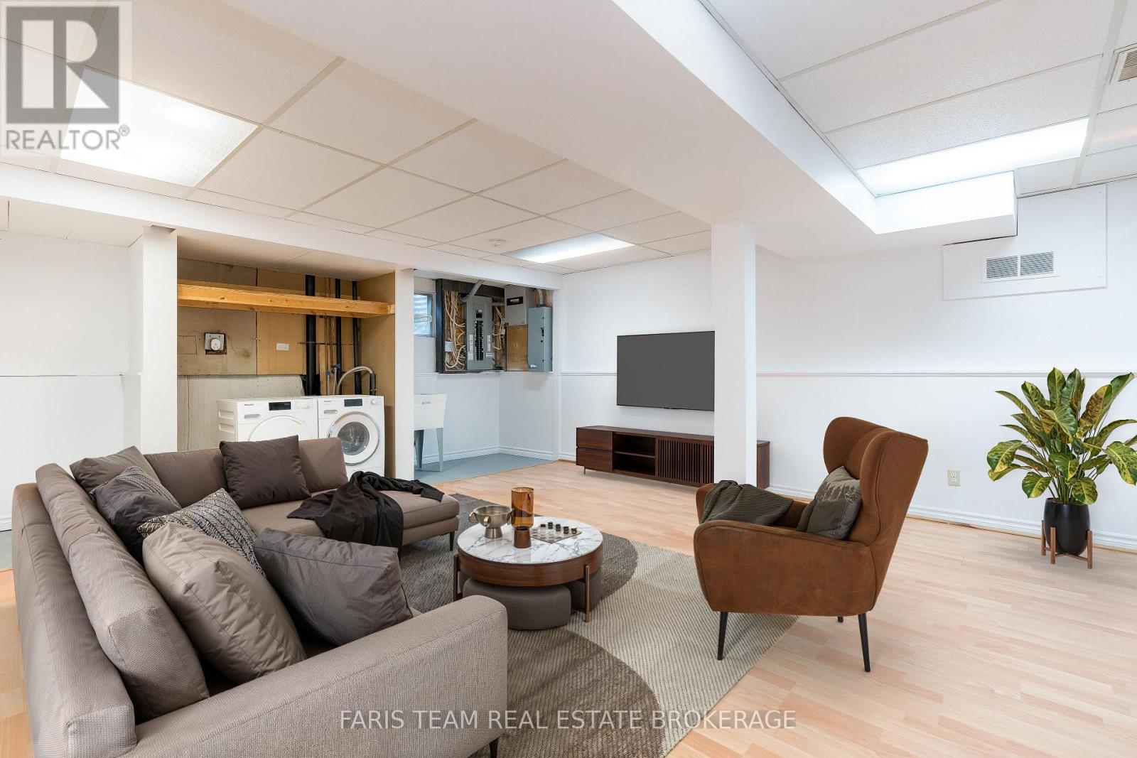 Photo 28 of 82 Derby Court, Newmarket ON
