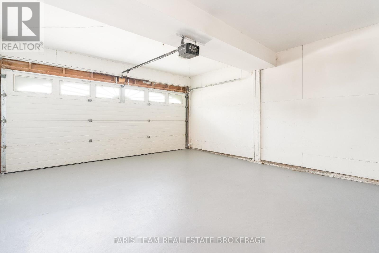 Photo 12 of 82 Derby Court, Newmarket ON