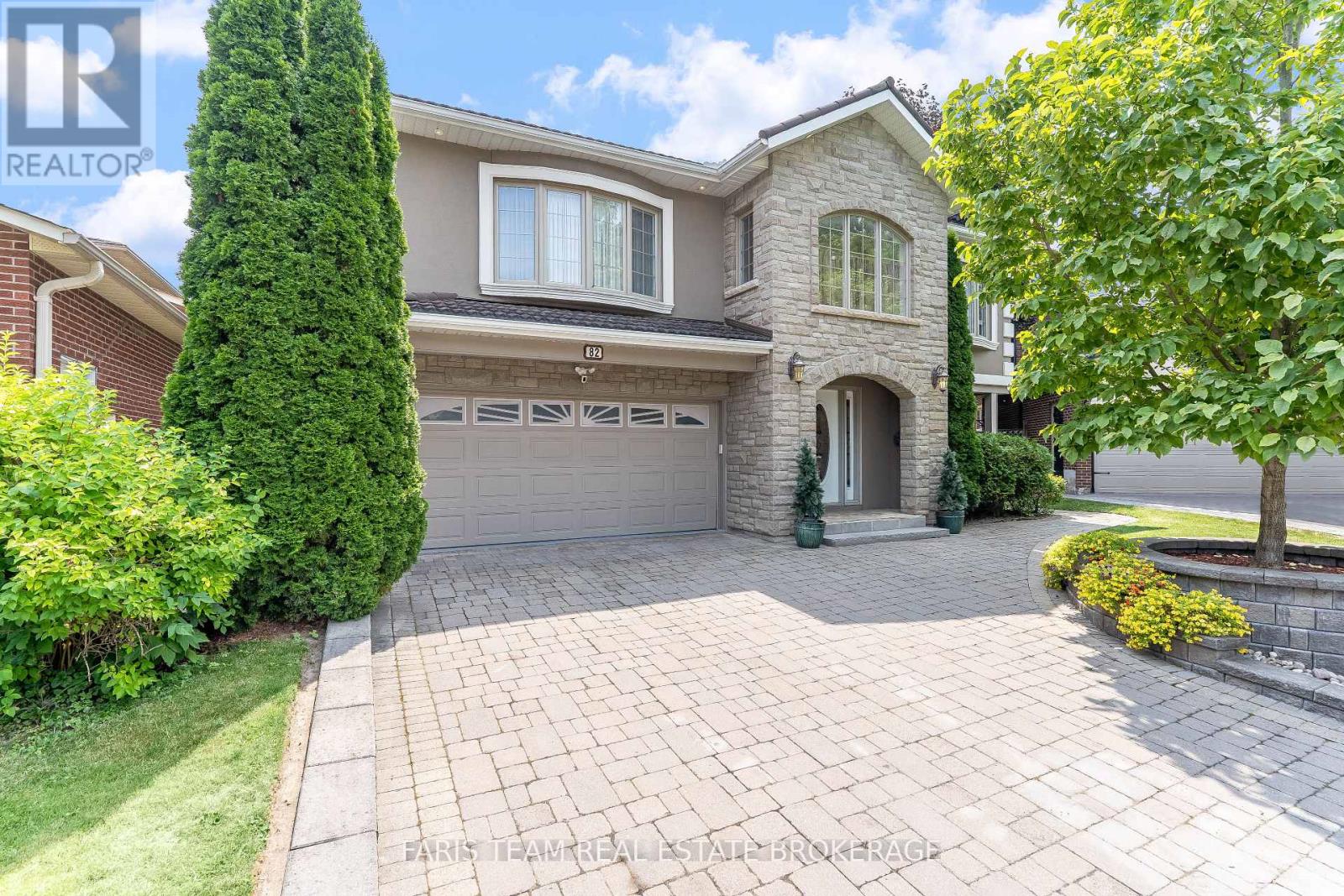 Photo 4 of 82 Derby Court, Newmarket ON