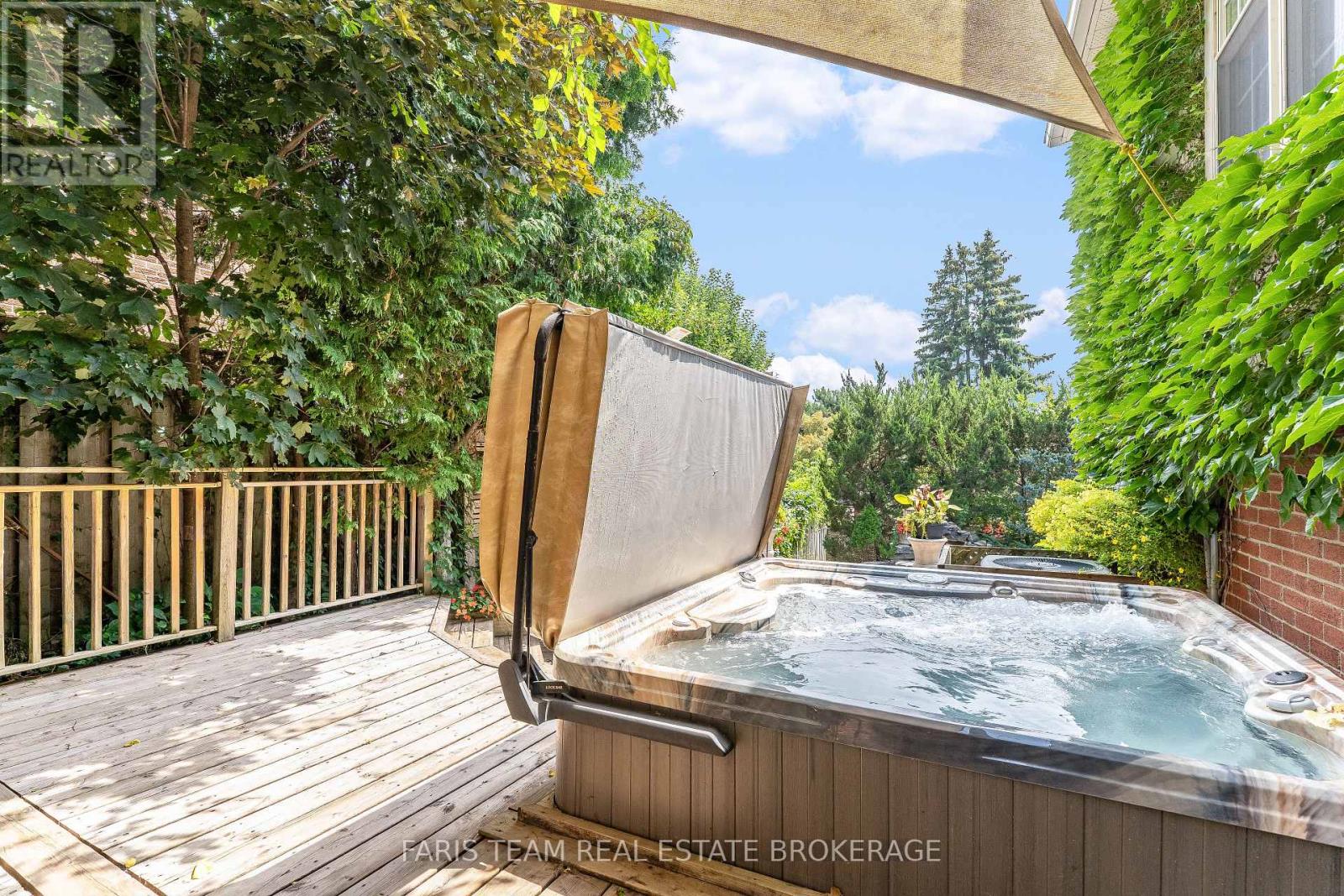 Photo 30 of 82 Derby Court, Newmarket ON