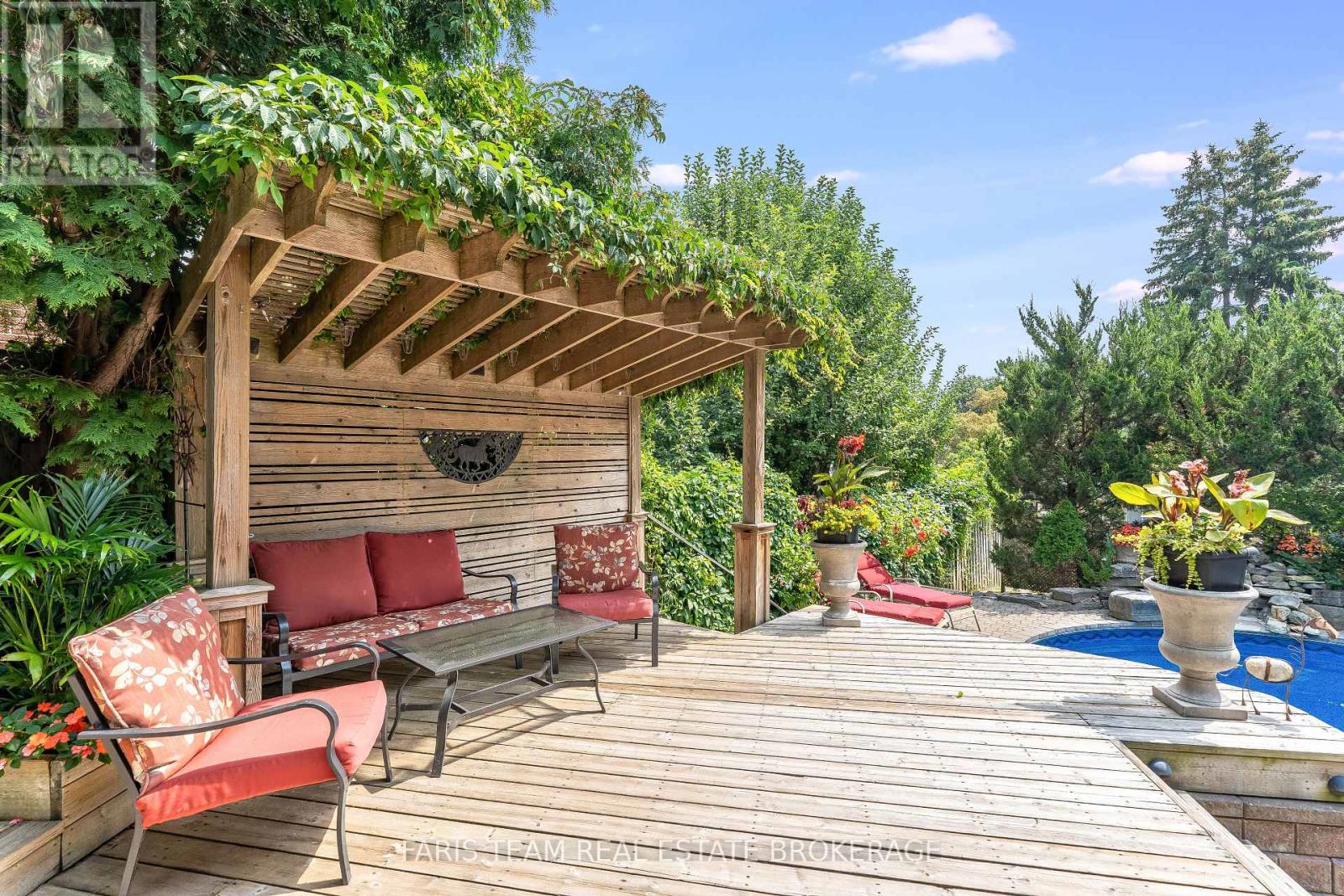 Photo 3 of 82 Derby Court, Newmarket ON