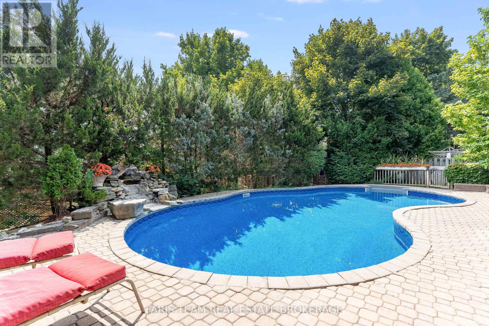 Photo 25 of 82 Derby Court, Newmarket ON