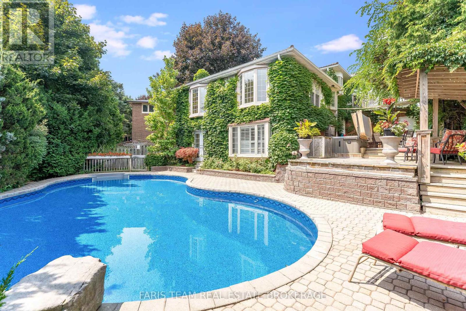 Photo 31 of 82 Derby Court, Newmarket ON