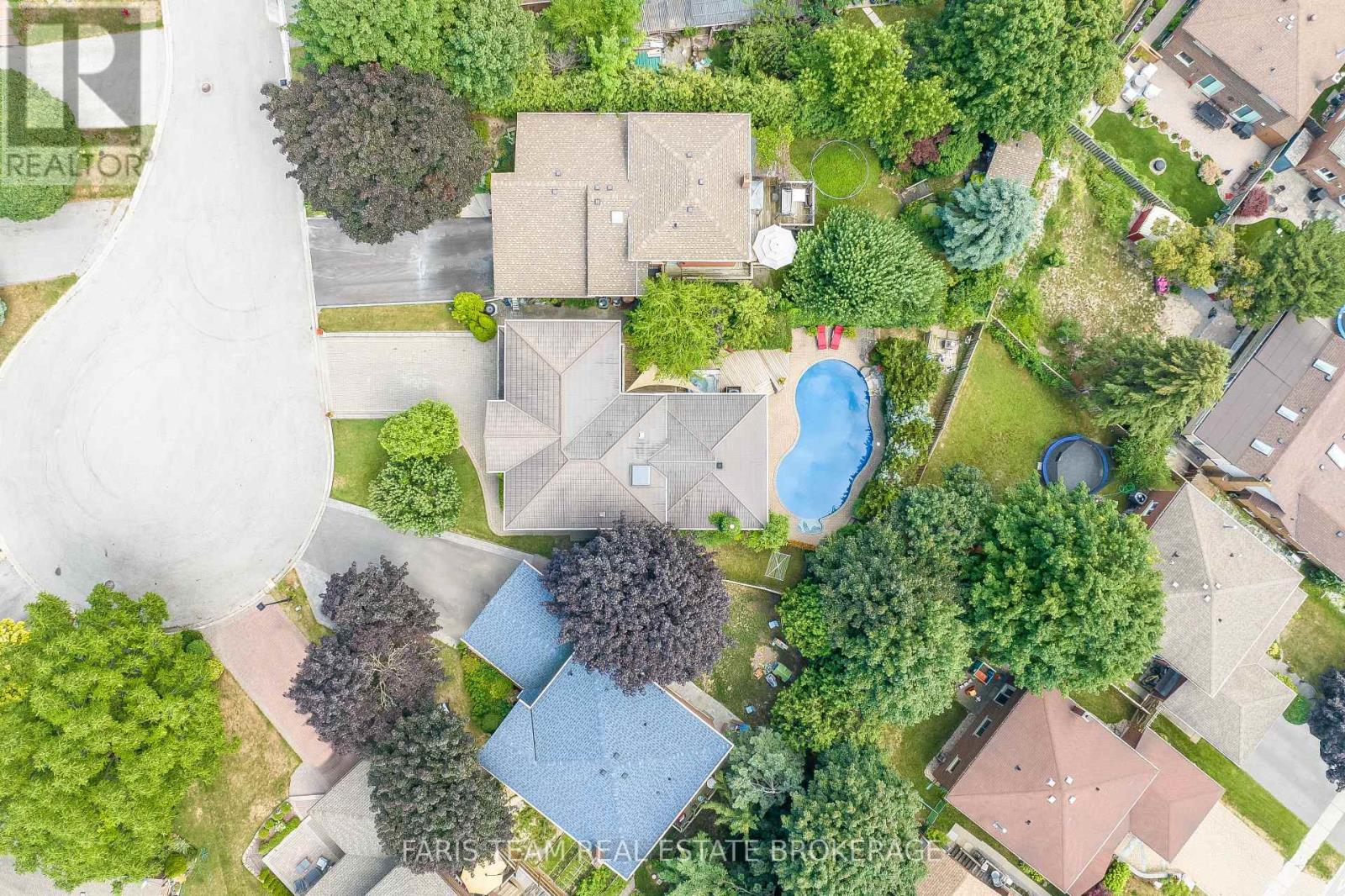 Photo 17 of 82 Derby Court, Newmarket ON