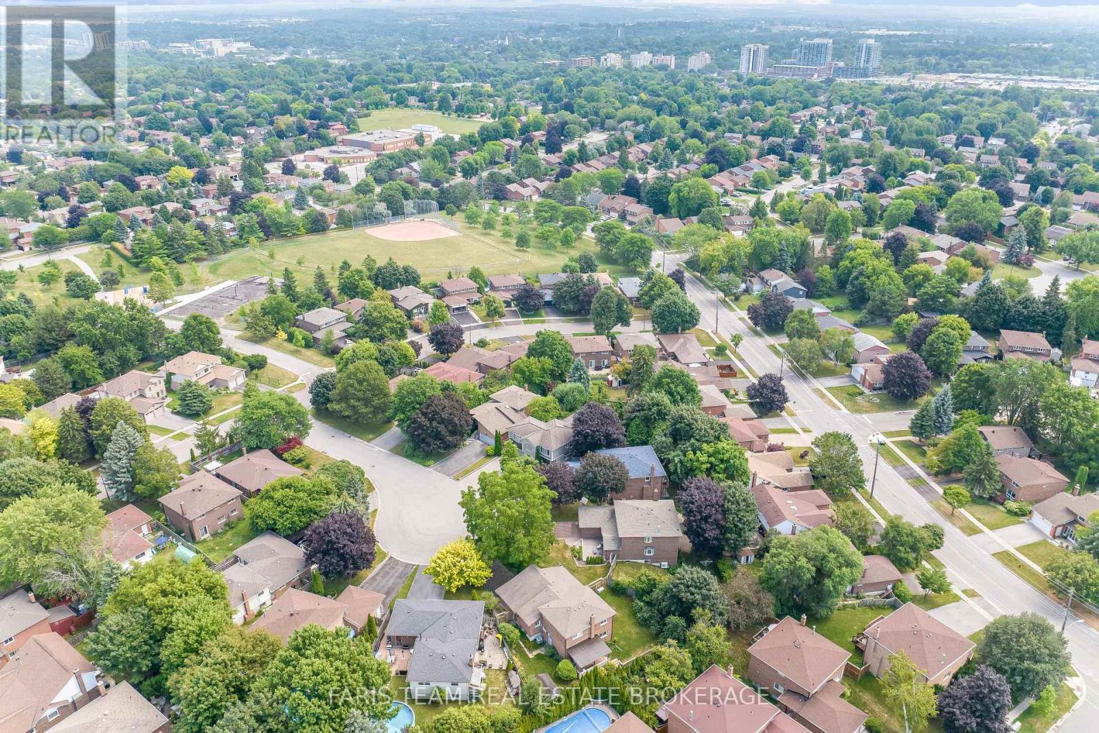 Photo 2 of 82 Derby Court, Newmarket ON