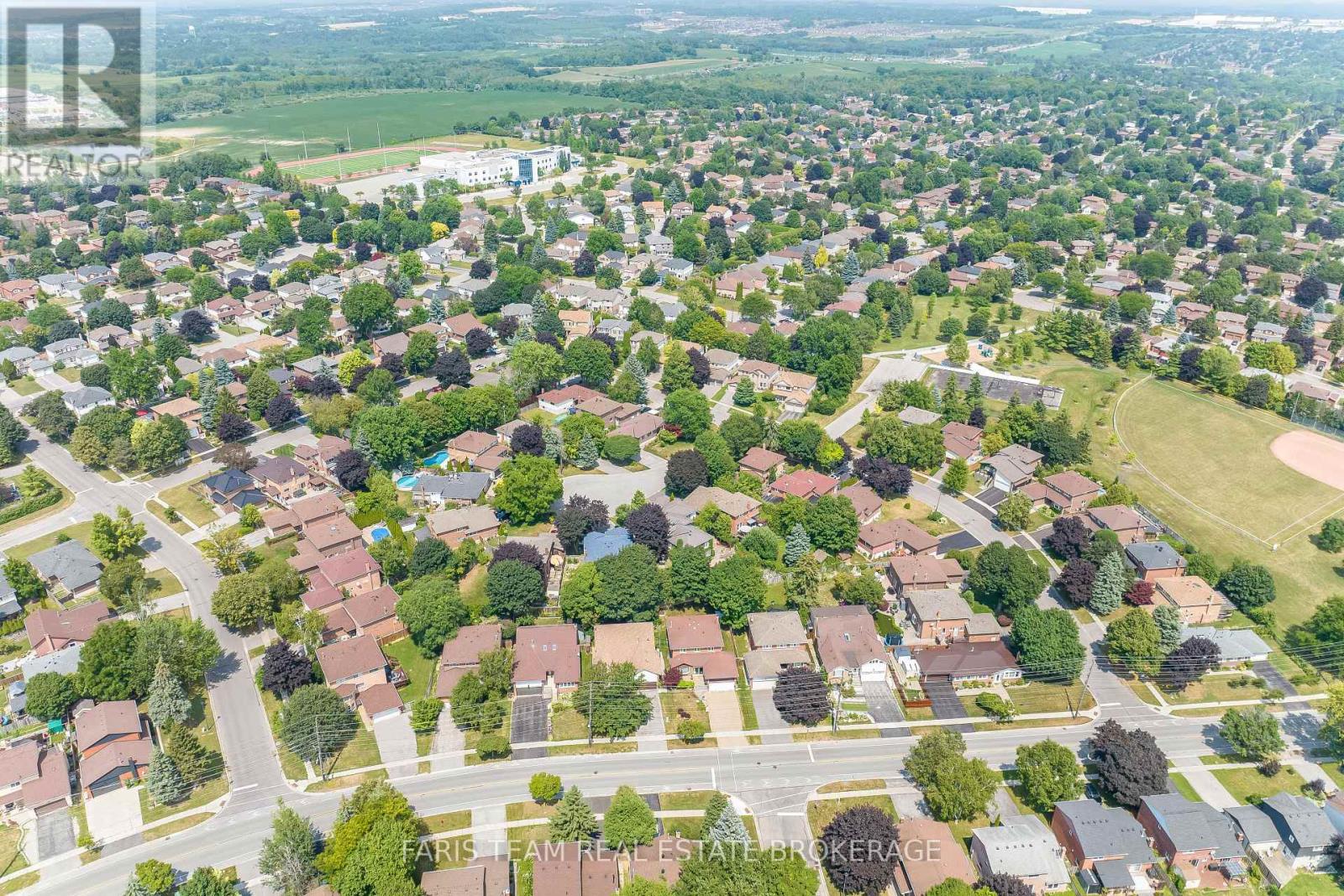 Photo 8 of 82 Derby Court, Newmarket ON