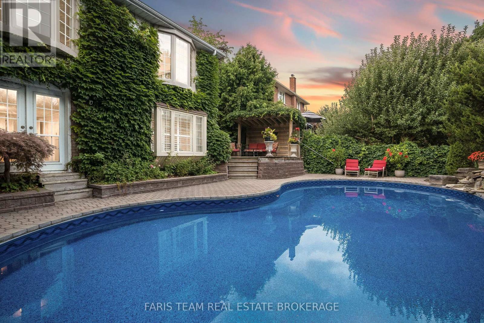 Photo 35 of 82 Derby Court, Newmarket ON