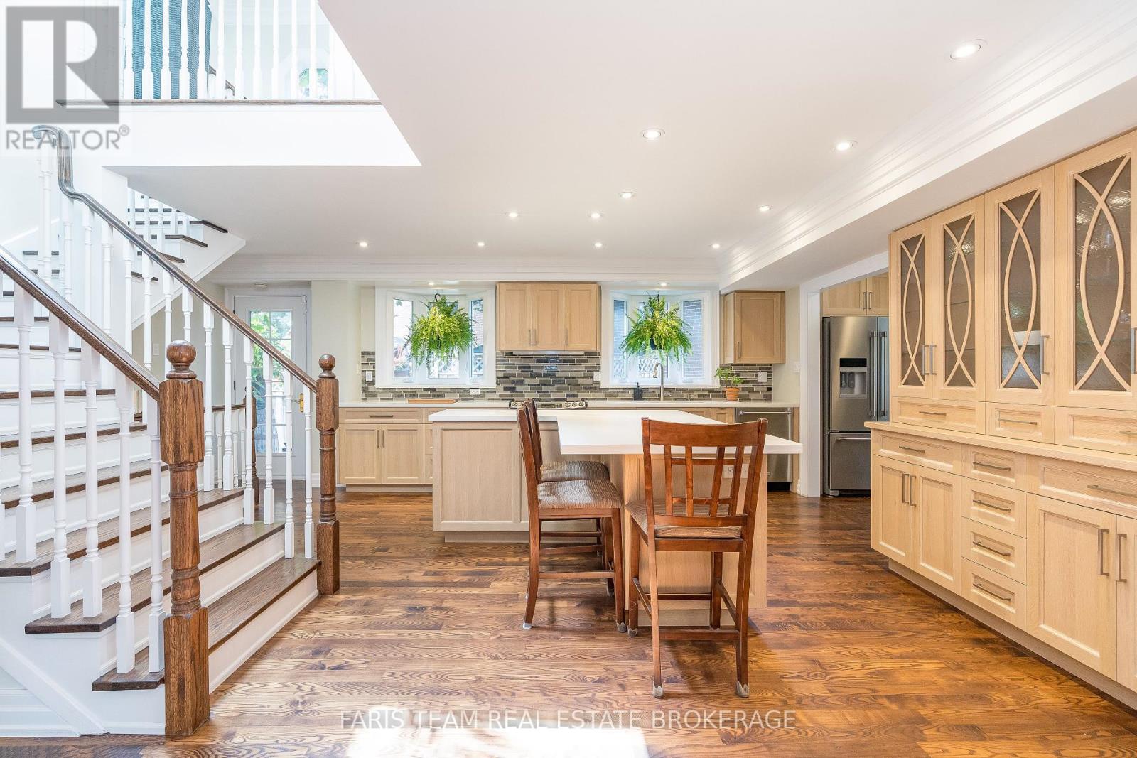 Photo 6 of 82 Derby Court, Newmarket ON