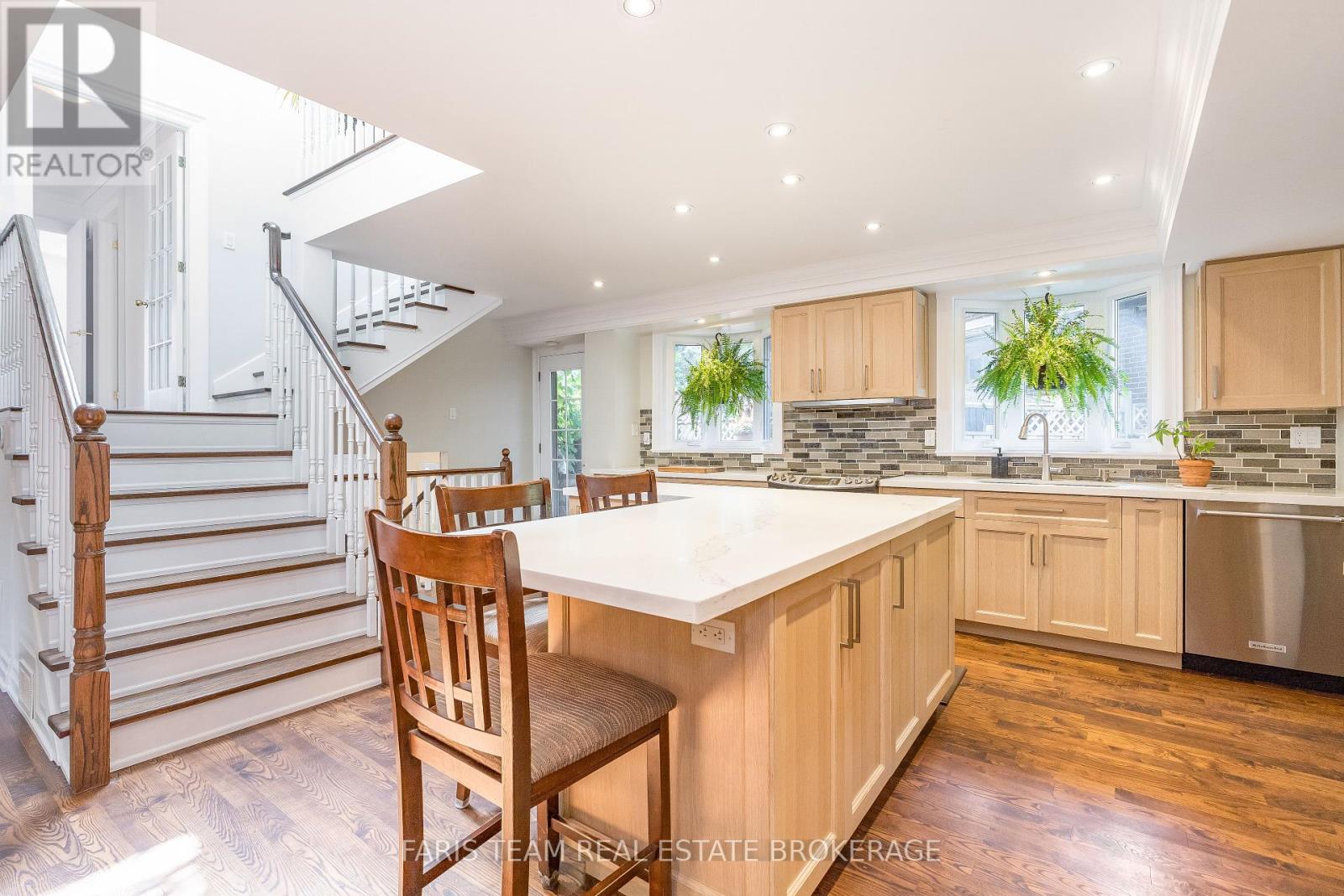 Photo 14 of 82 Derby Court, Newmarket ON