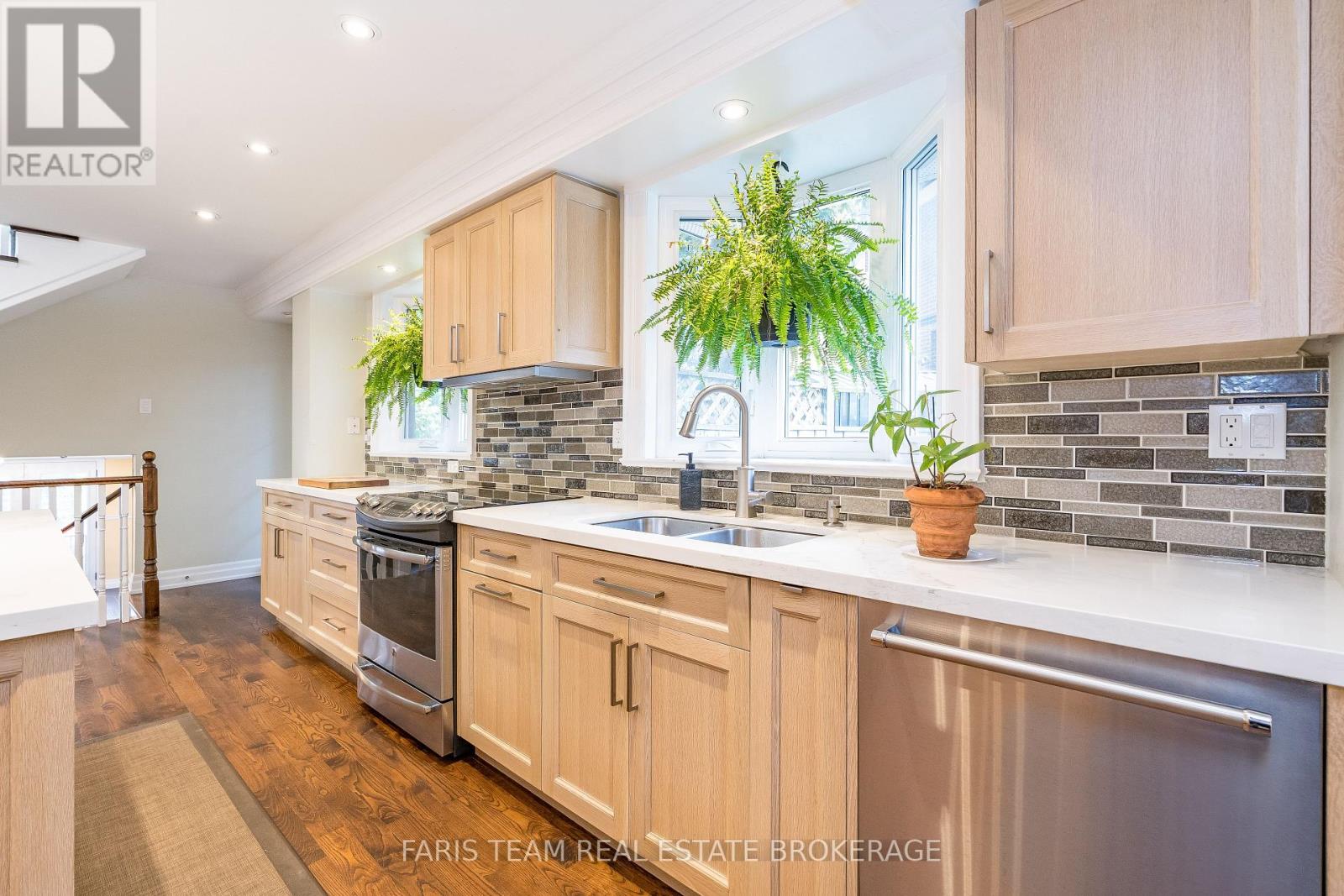 Photo 21 of 82 Derby Court, Newmarket ON