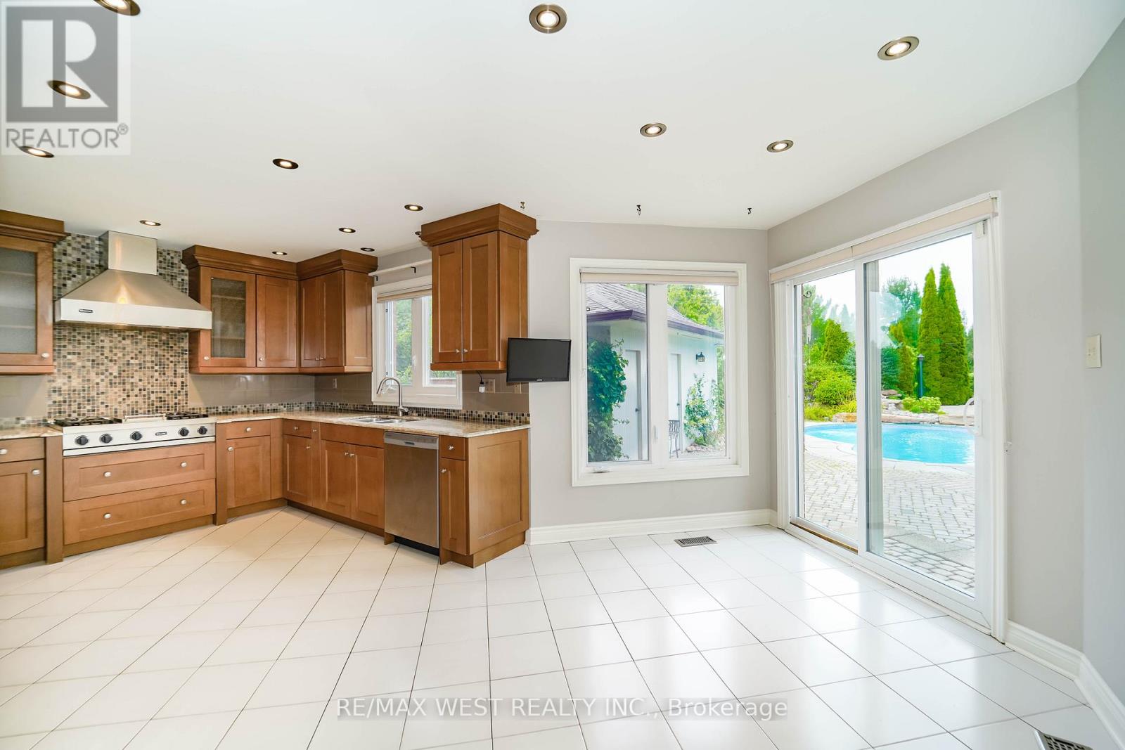 Photo 25 of 28 Bridgend Court S, Vaughan ON