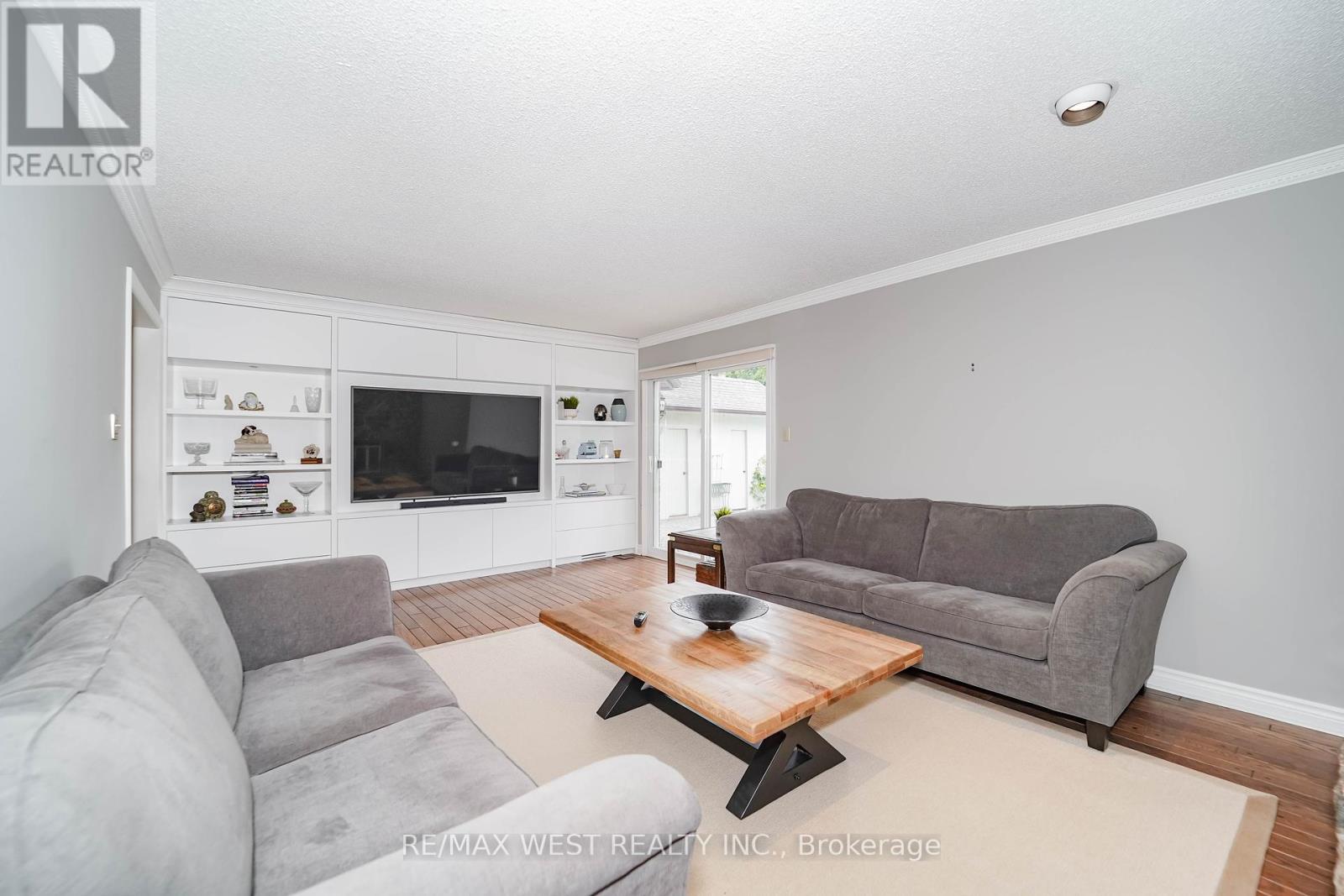 Photo 8 of 28 Bridgend Court S, Vaughan ON