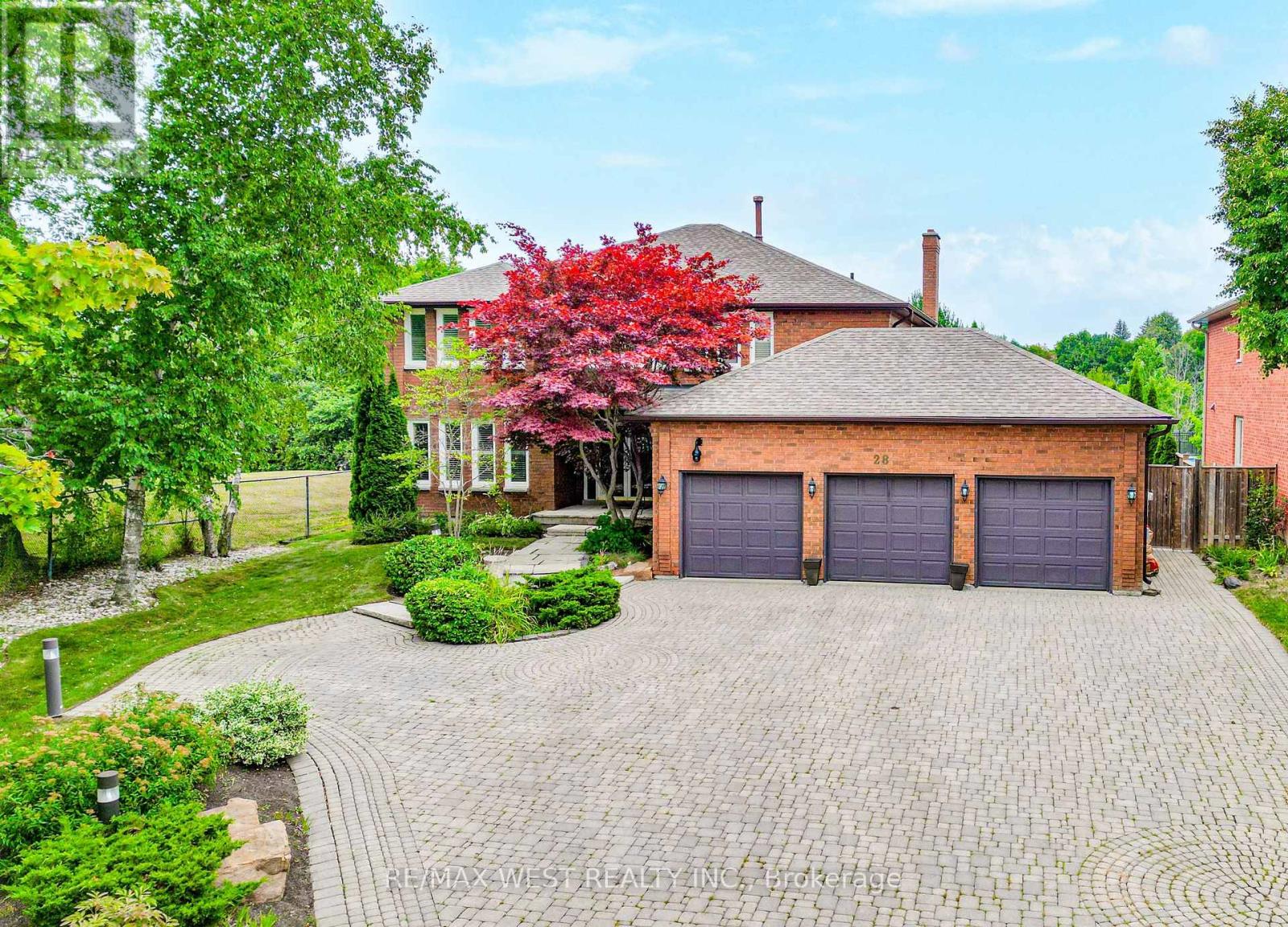 Photo 4 of 28 Bridgend Court S, Vaughan ON