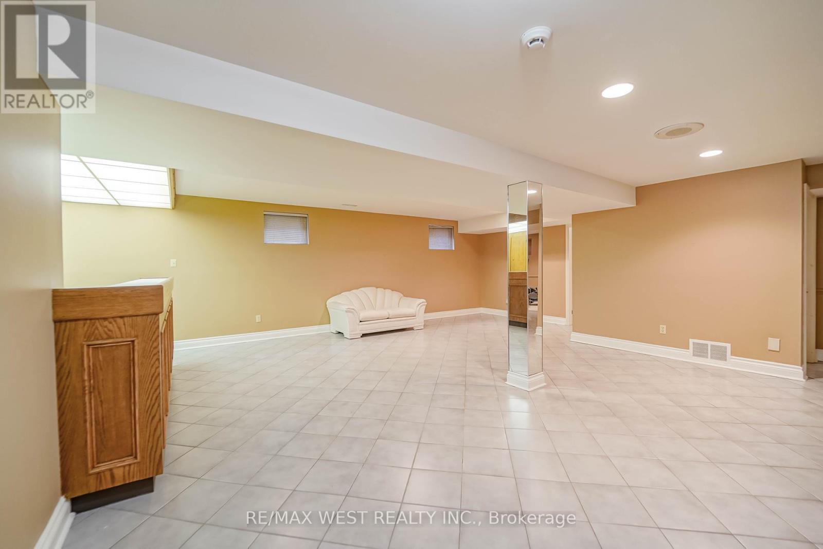 Photo 5 of 28 Bridgend Court S, Vaughan ON