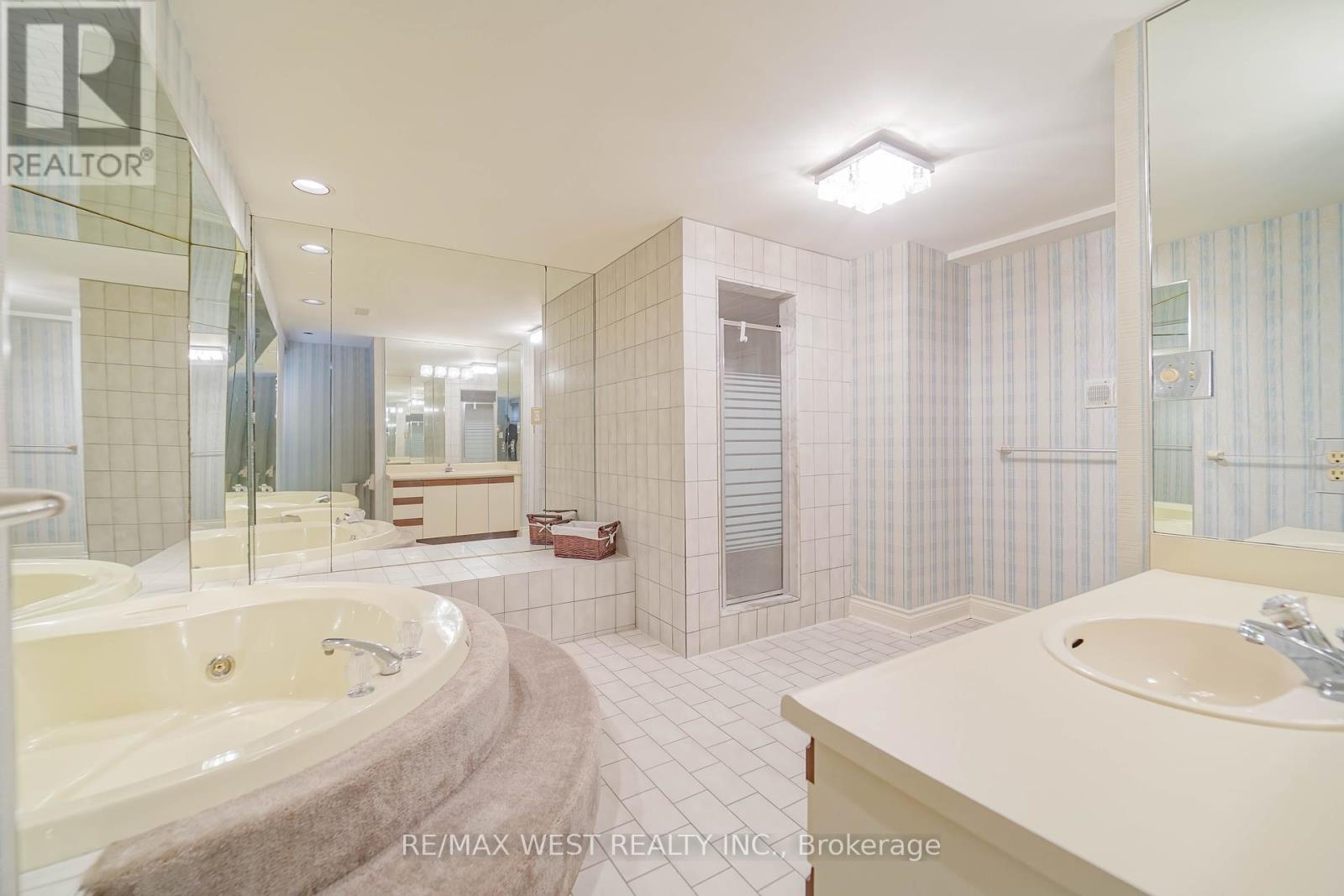Photo 13 of 28 Bridgend Court S, Vaughan ON