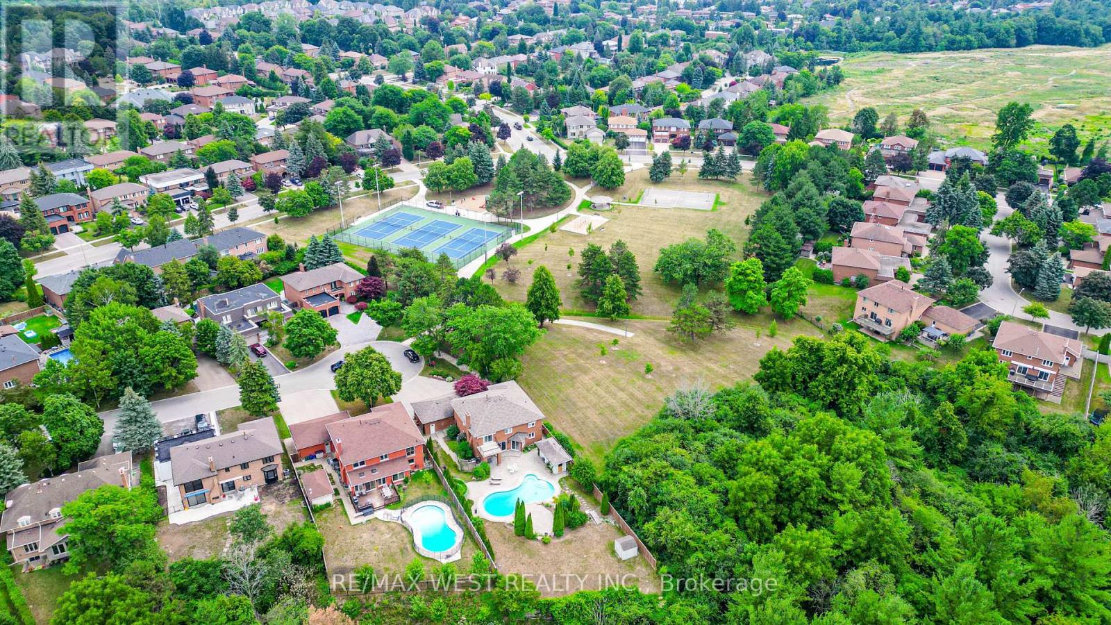 Photo 7 of 28 Bridgend Court S, Vaughan ON