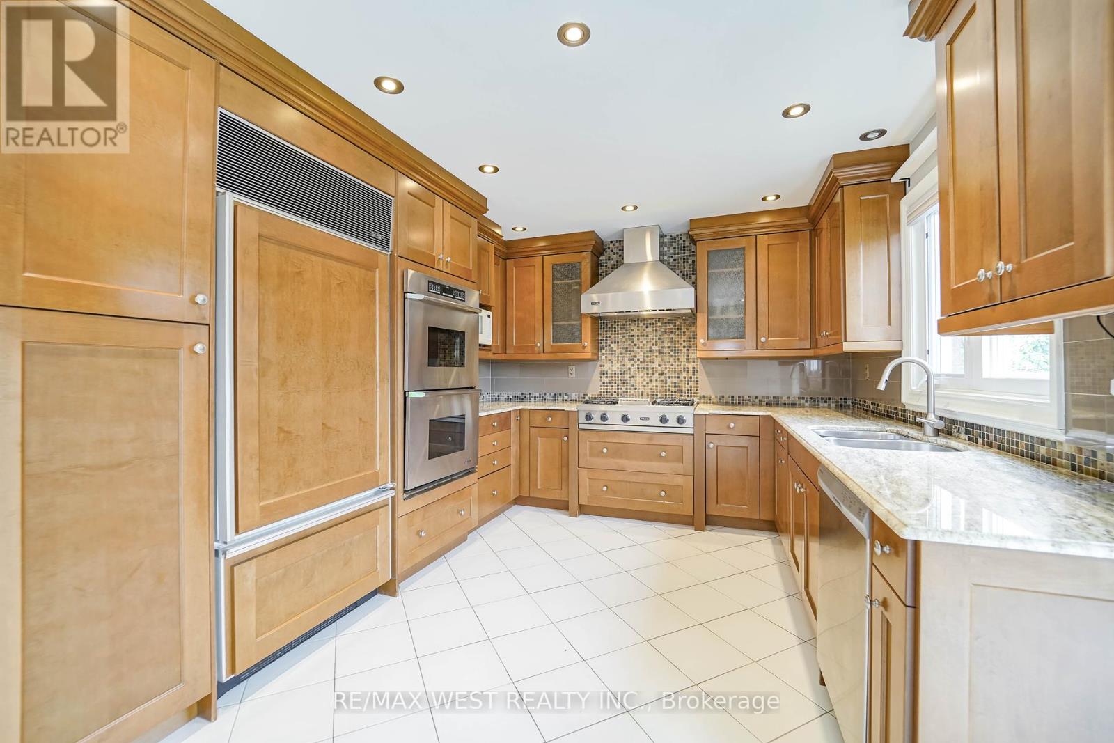 Photo 9 of 28 Bridgend Court S, Vaughan ON