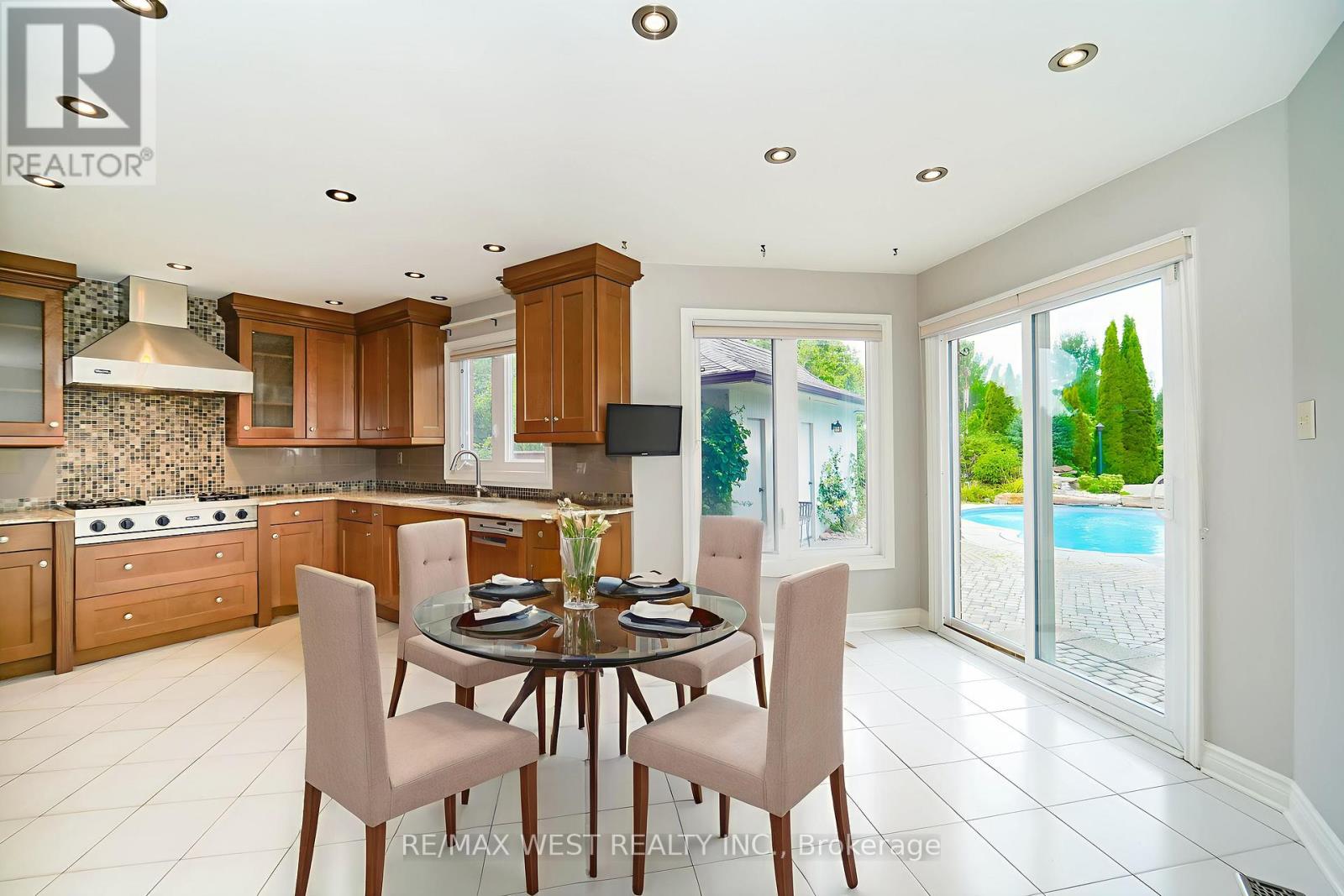Photo 17 of 28 Bridgend Court S, Vaughan ON