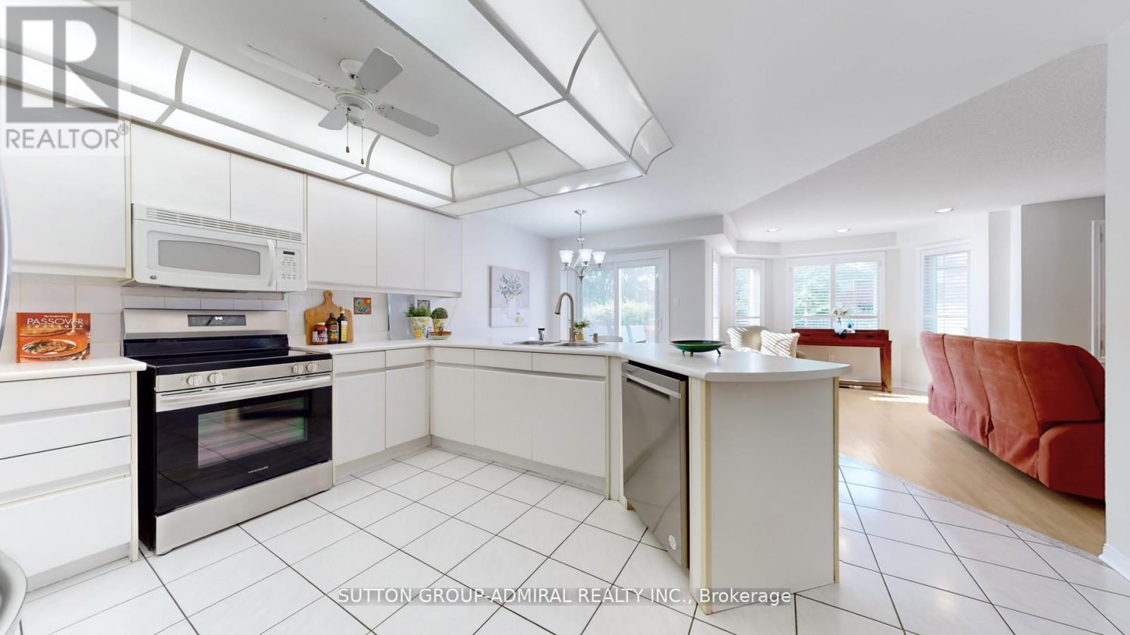 Photo 8 of 186 Westhampton Drive, Vaughan ON