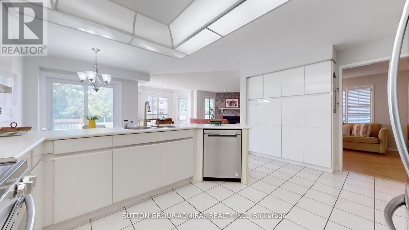 Photo 9 of 186 Westhampton Drive, Vaughan ON