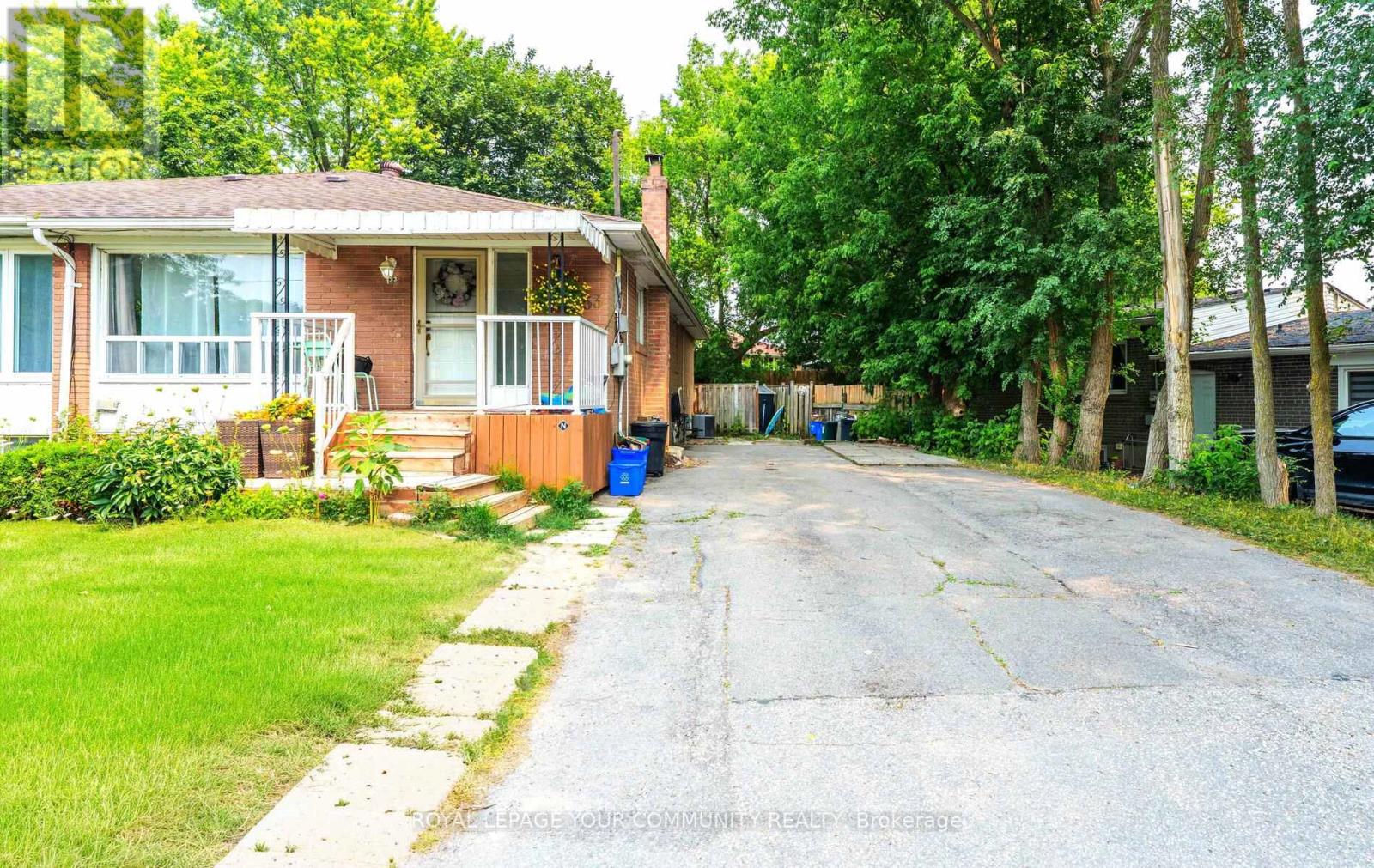 Photo 20 of 53 Newbury Drive, Newmarket ON