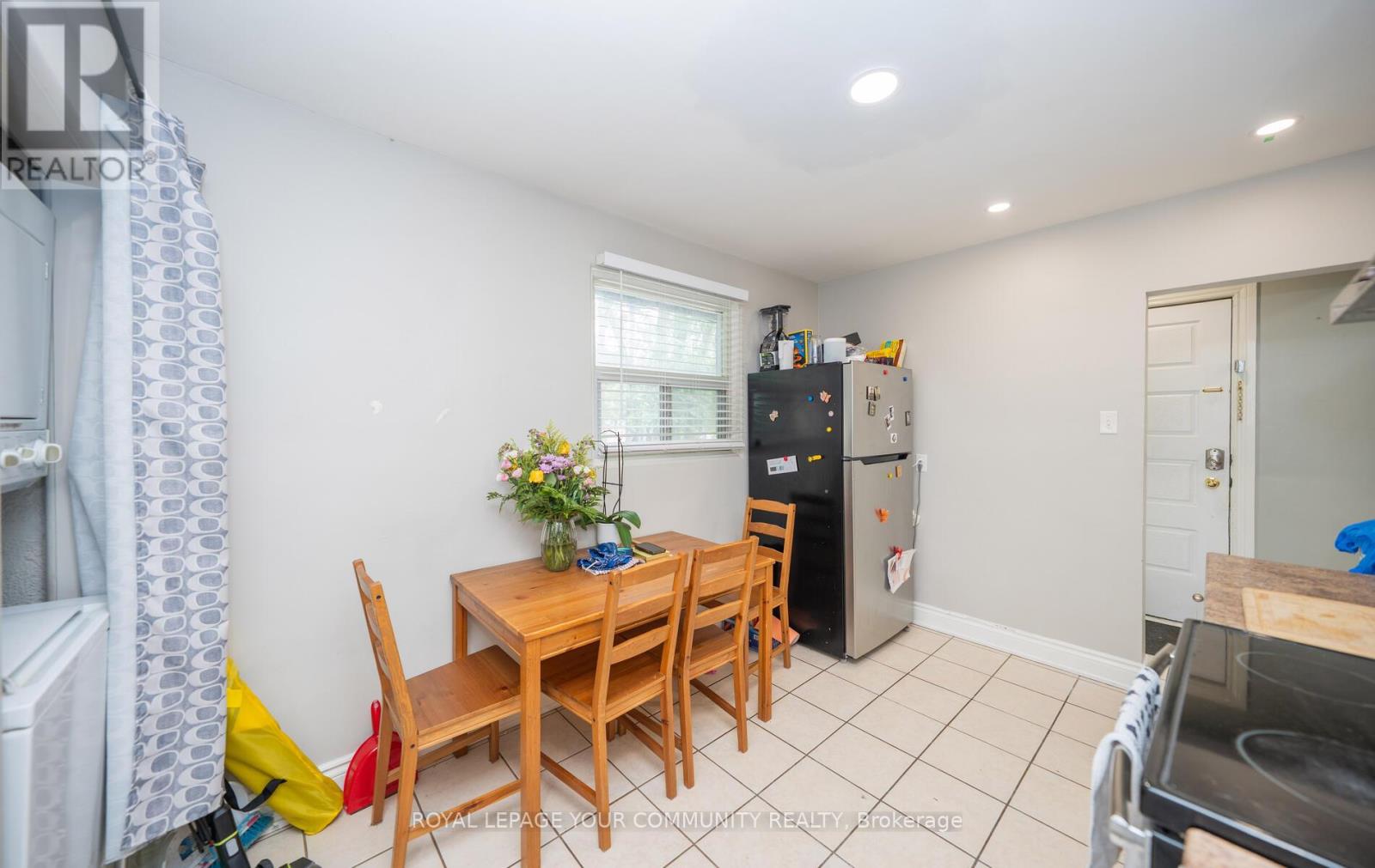 Photo 37 of 53 Newbury Drive, Newmarket ON