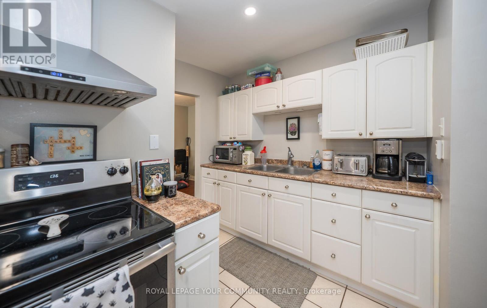 Photo 1 of 53 Newbury Drive, Newmarket ON
