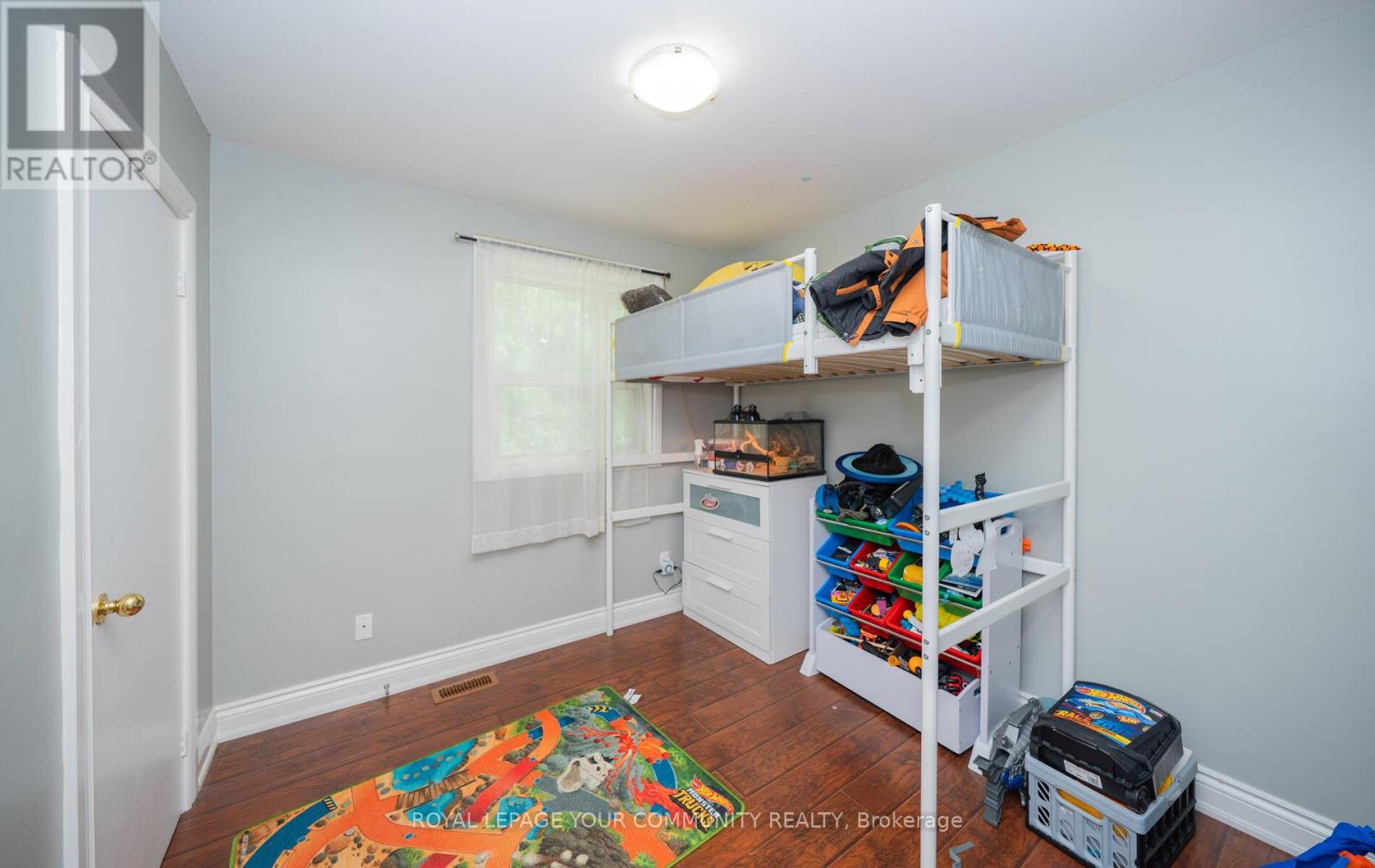 Photo 18 of 53 Newbury Drive, Newmarket ON